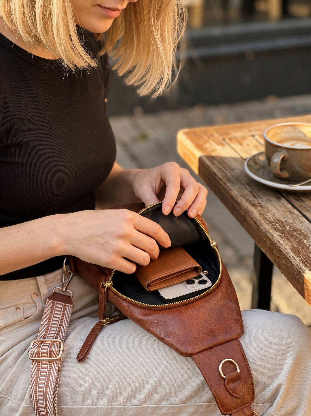 Edna crossbody bag - Open interior café table